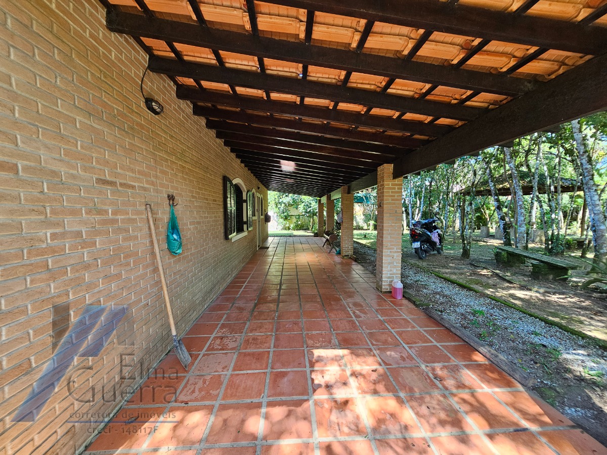 Ubatuba, Itamambuca - Casa com 03 dormitórios a 150 metros do mar, com 1028 m2 de terreno.
