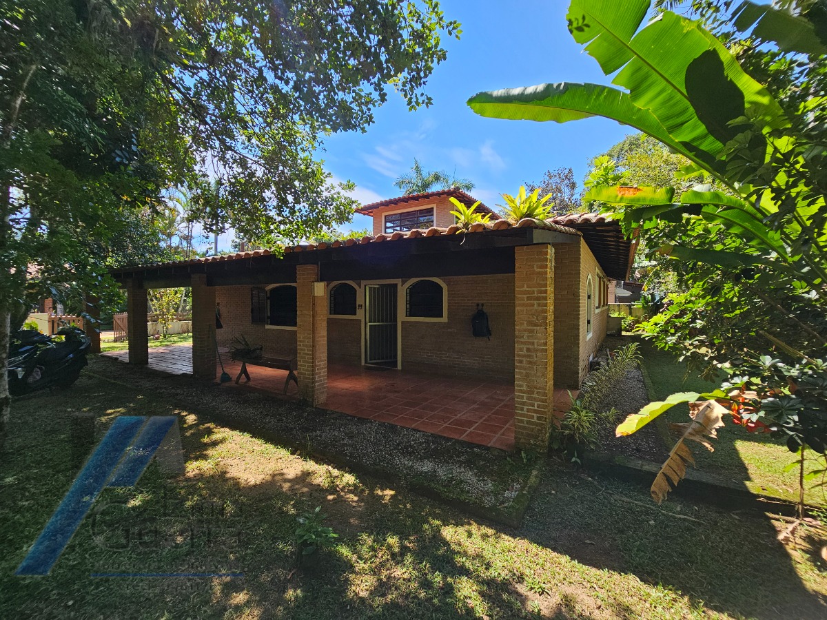 Ubatuba, Itamambuca - Casa com 03 dormitórios a 150 metros do mar, com 1028 m2 de terreno.