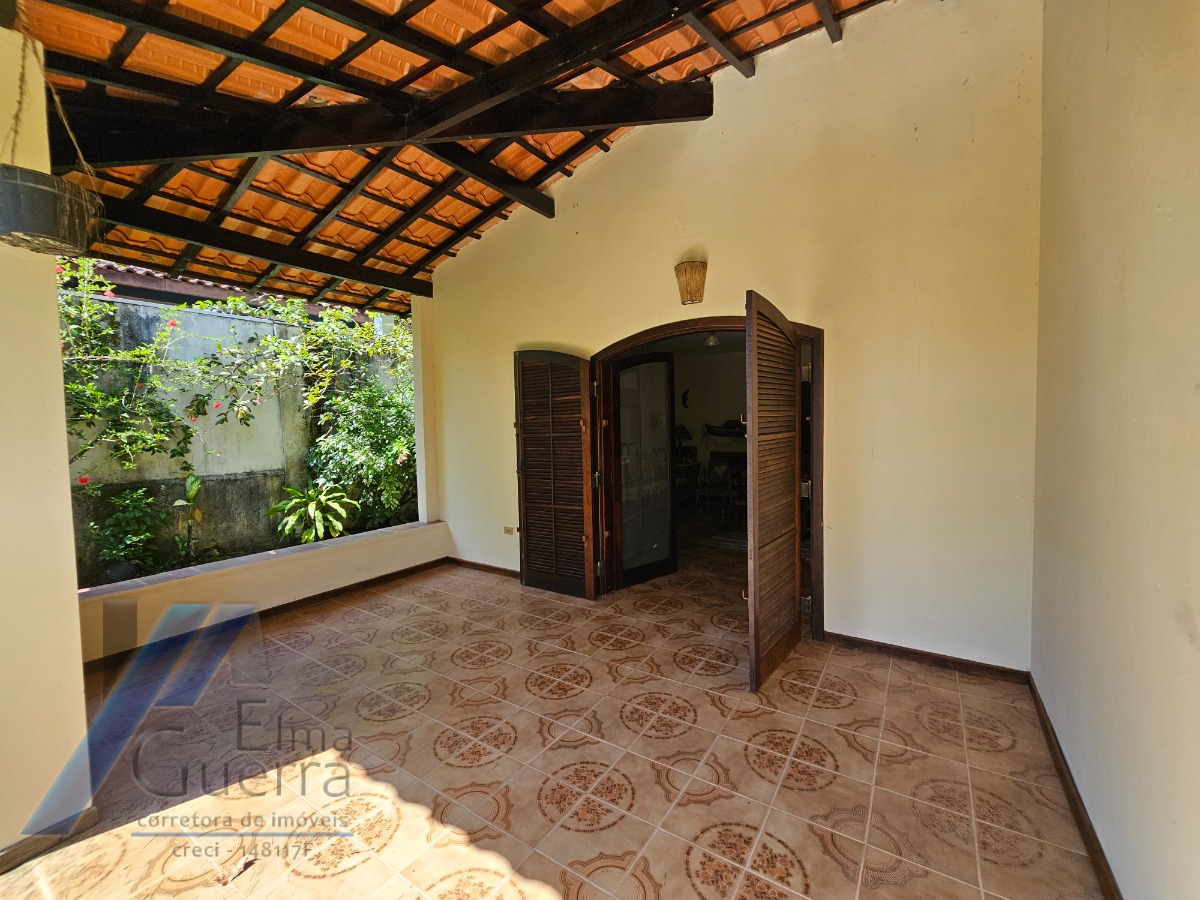 Ubatuba, Itamambuca - Casa com 03 dormitórios a 150 metros do mar, com 1028 m2 de terreno.