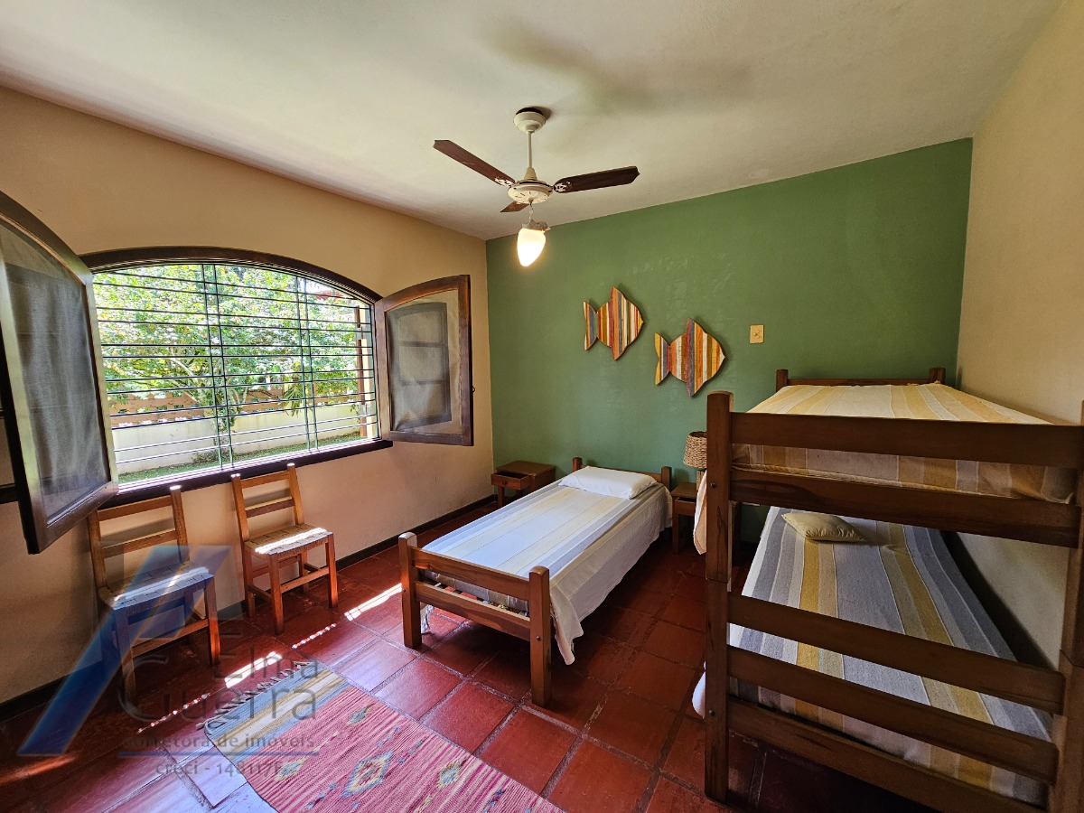 Ubatuba, Itamambuca - Casa com 03 dormitórios a 150 metros do mar, com 1028 m2 de terreno.