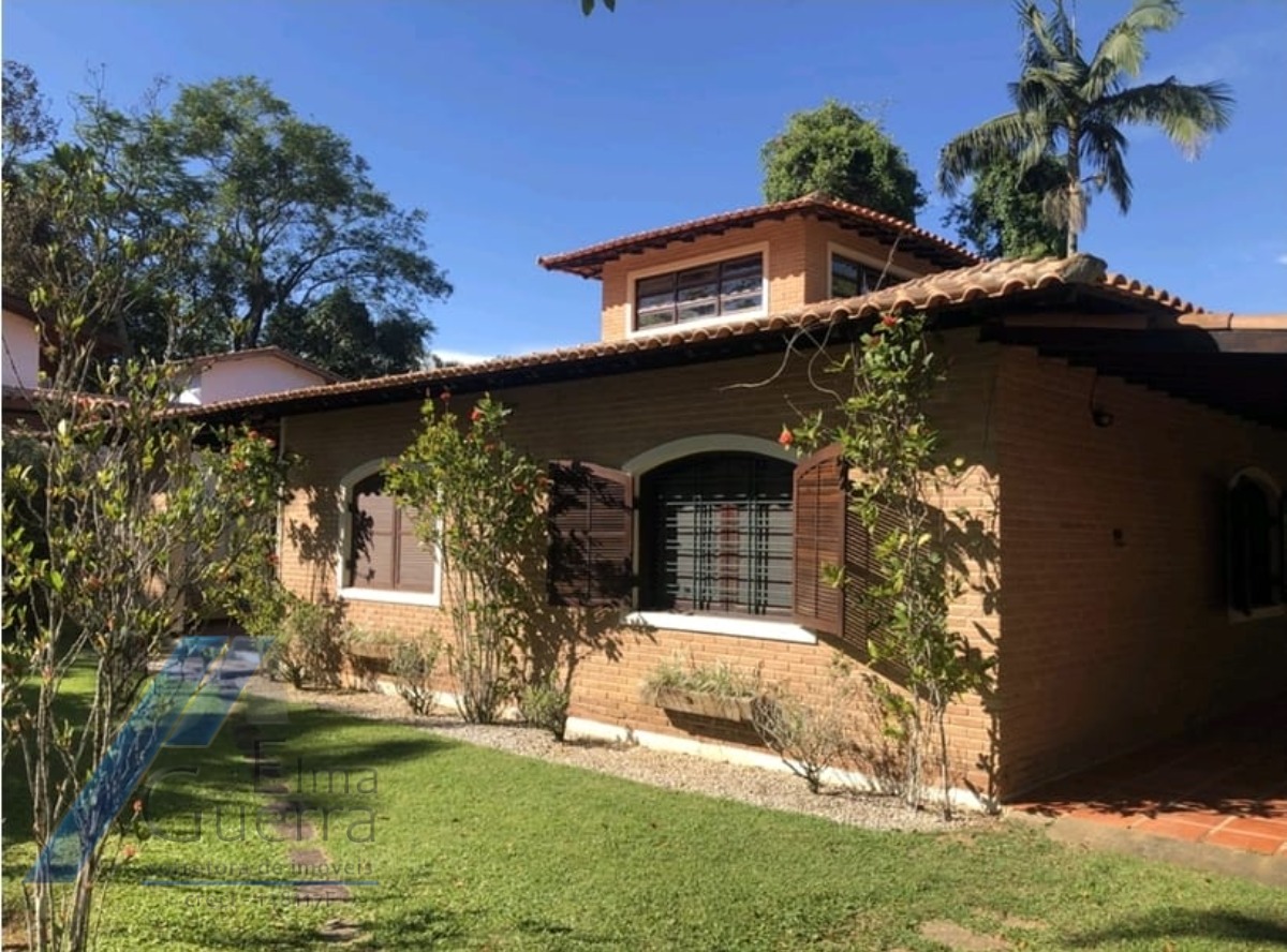 Ubatuba, Itamambuca - Casa com 03 dormitórios a 150 metros do mar, com 1028 m2 de terreno.
