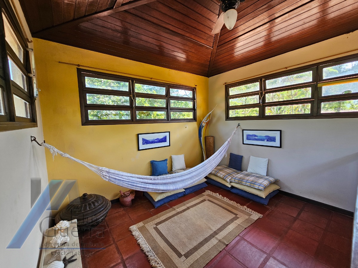 Ubatuba, Itamambuca - Casa com 03 dormitórios a 150 metros do mar, com 1028 m2 de terreno.