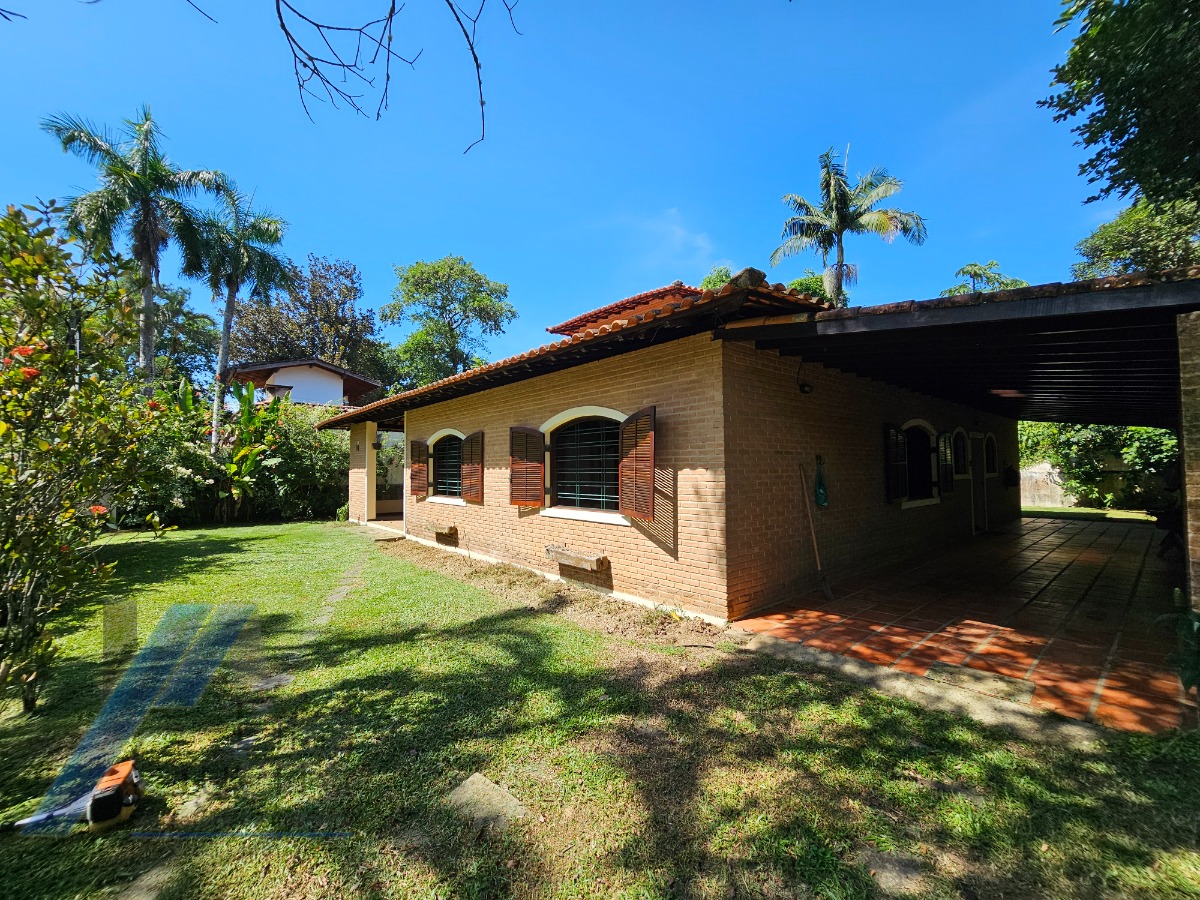 Ubatuba, Itamambuca - Casa com 03 dormitórios a 150 metros do mar, com 1028 m2 de terreno.