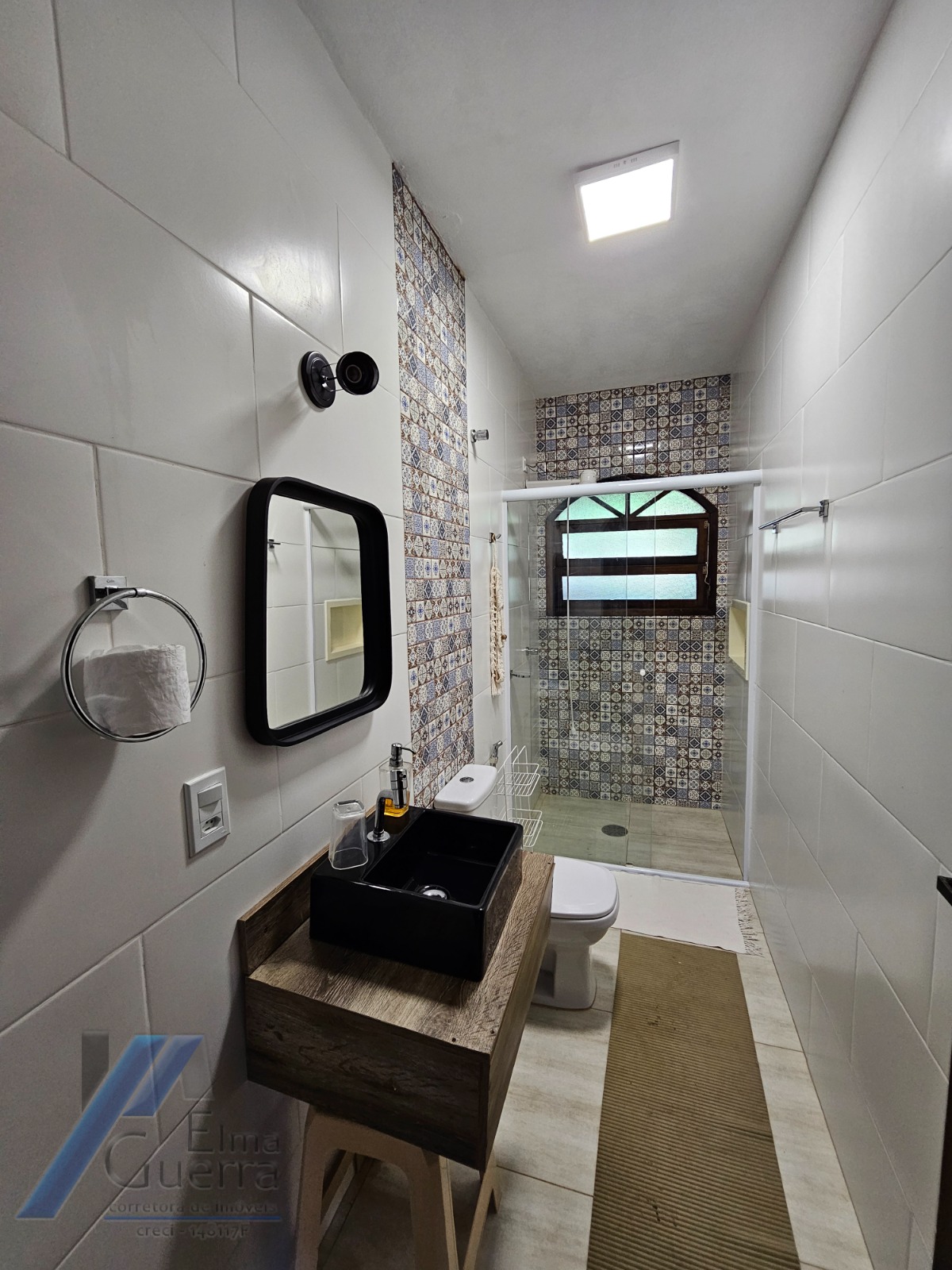 Ubatuba, Itamambuca - Casa com 03 dormitórios a 150 metros do mar, com 1028 m2 de terreno.