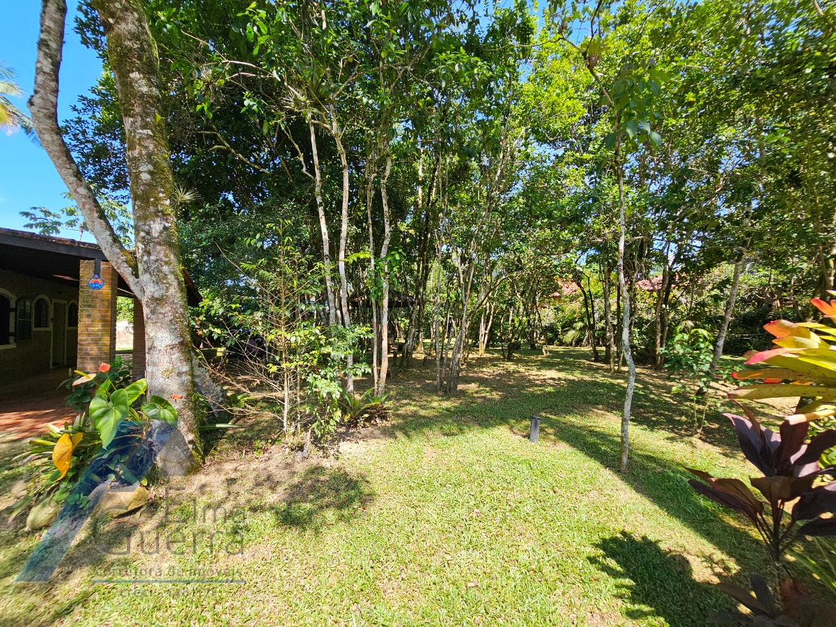 Ubatuba, Itamambuca - Casa com 03 dormitórios a 150 metros do mar, com 1028 m2 de terreno.
