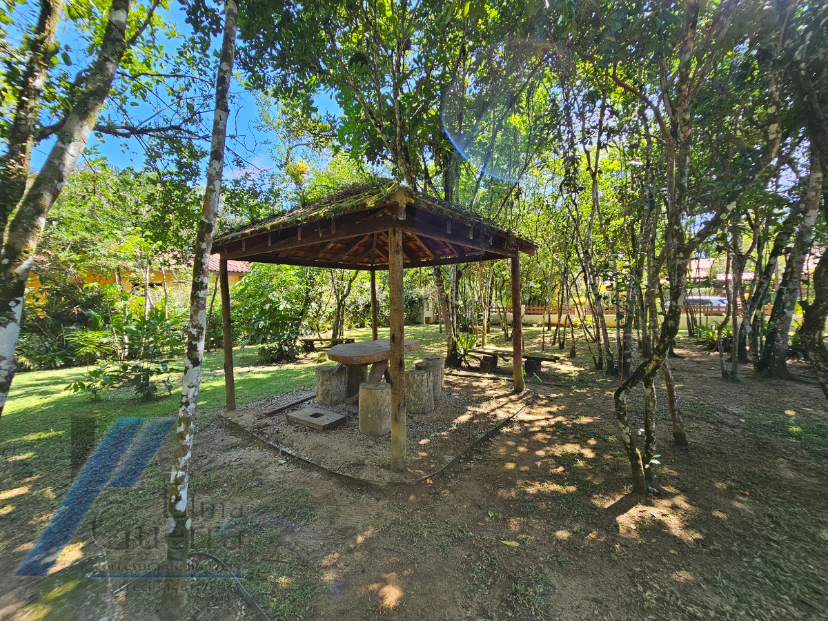 Ubatuba, Itamambuca - Casa com 03 dormitórios a 150 metros do mar, com 1028 m2 de terreno.
