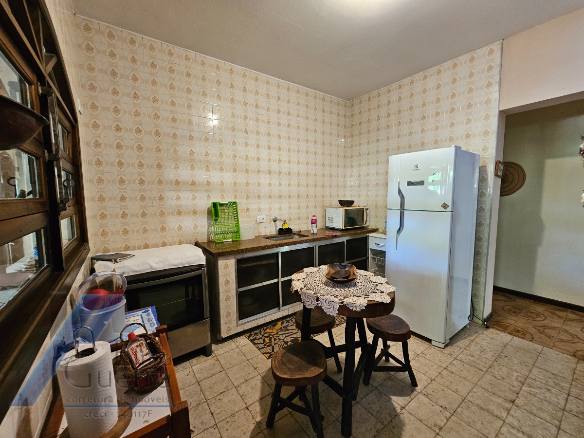 Ubatuba, Itamambuca - Casa com 03 dormitórios a 150 metros do mar, com 1028 m2 de terreno.