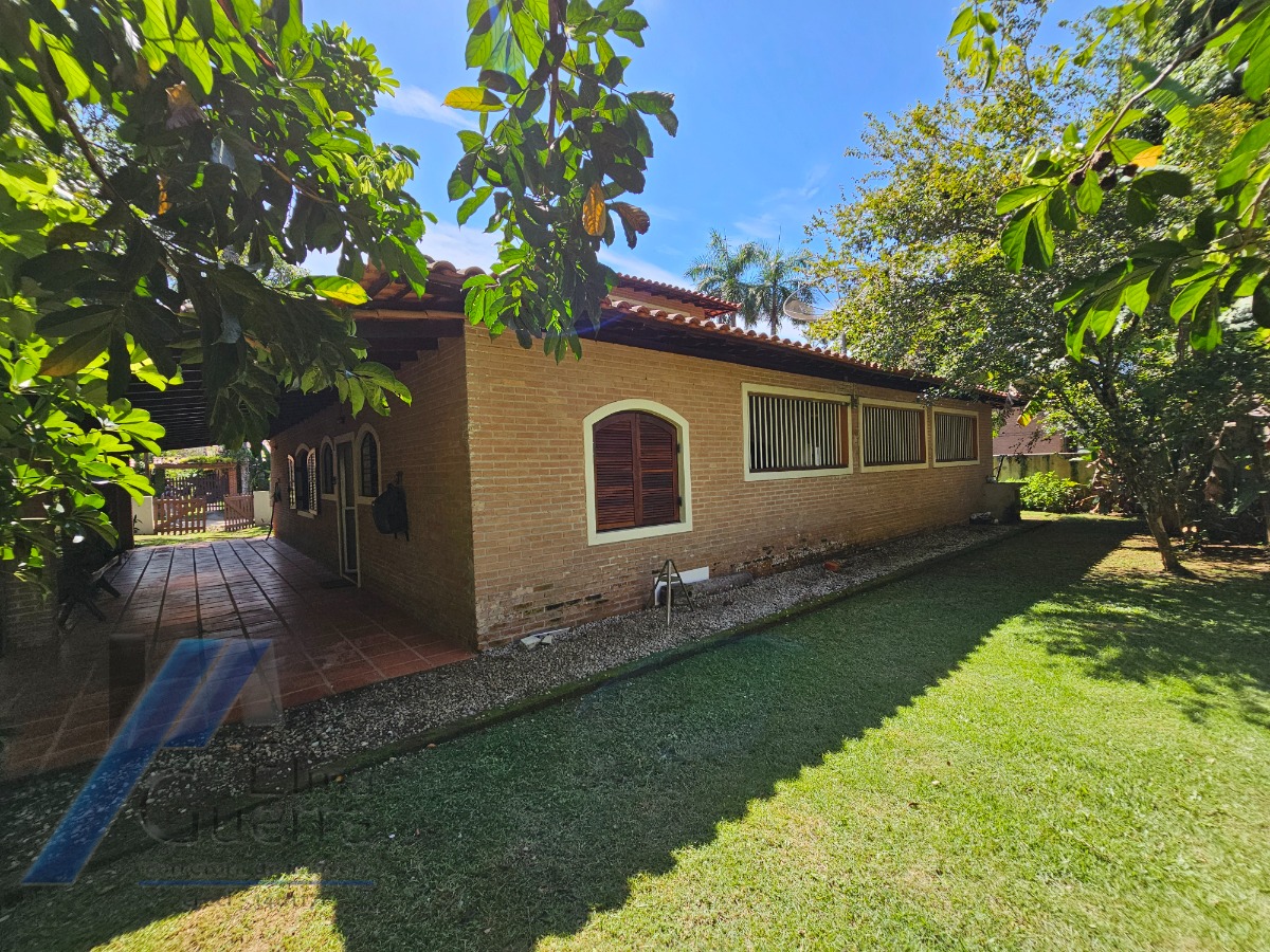 Ubatuba, Itamambuca - Casa com 03 dormitórios a 150 metros do mar, com 1028 m2 de terreno.