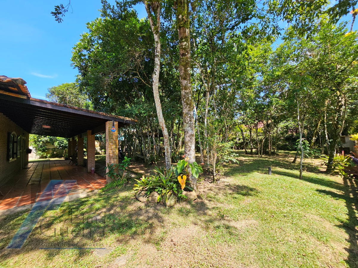 Ubatuba, Itamambuca - Casa com 03 dormitórios a 150 metros do mar, com 1028 m2 de terreno.