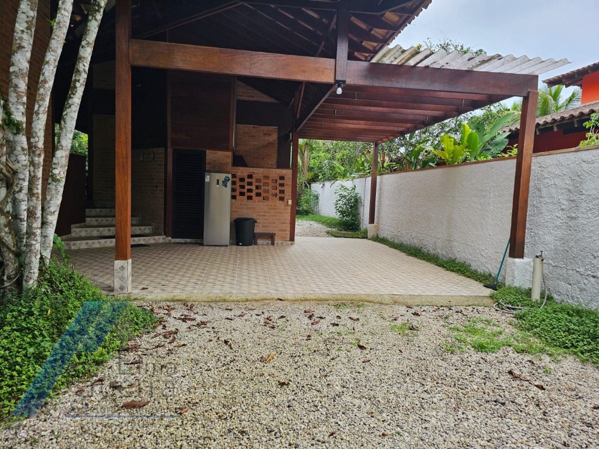 Ubatuba, Itamambuca - Linda casa com 03 suítes a 160 metros do mar.