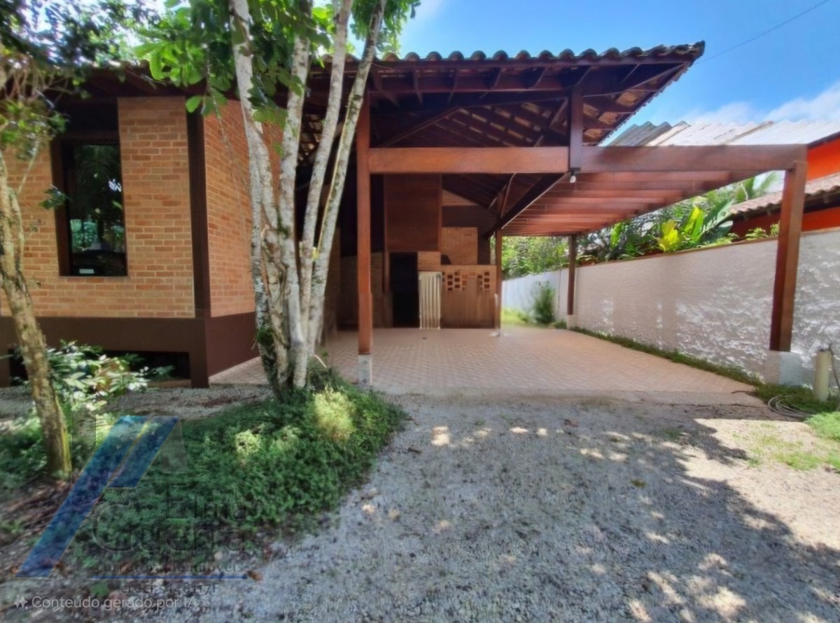 Ubatuba, Itamambuca - Linda casa com 03 suítes a 160 metros do mar.