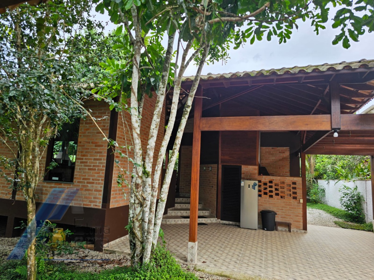 Ubatuba, Itamambuca - Linda casa com 03 suítes a 160 metros do mar.