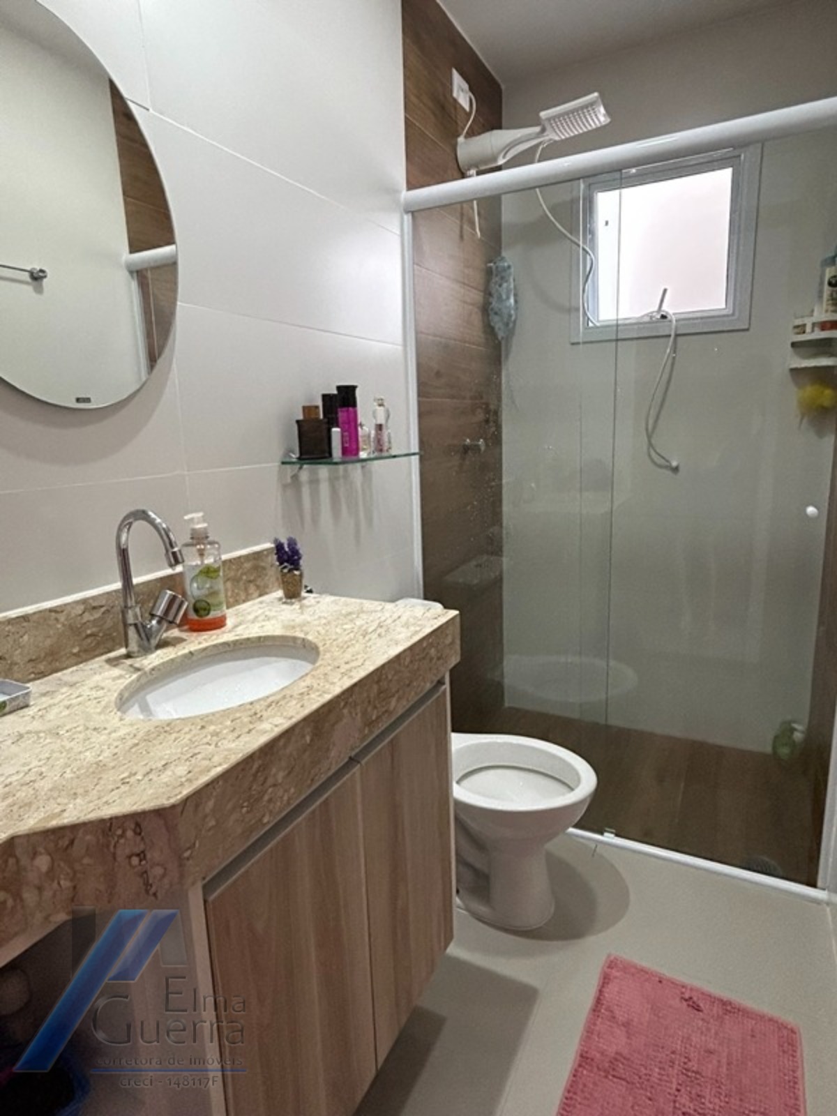 Ubatuba, Centro - Apartamento tipo com 03 dormitórios, sendo 01 suíte e área de lazer.