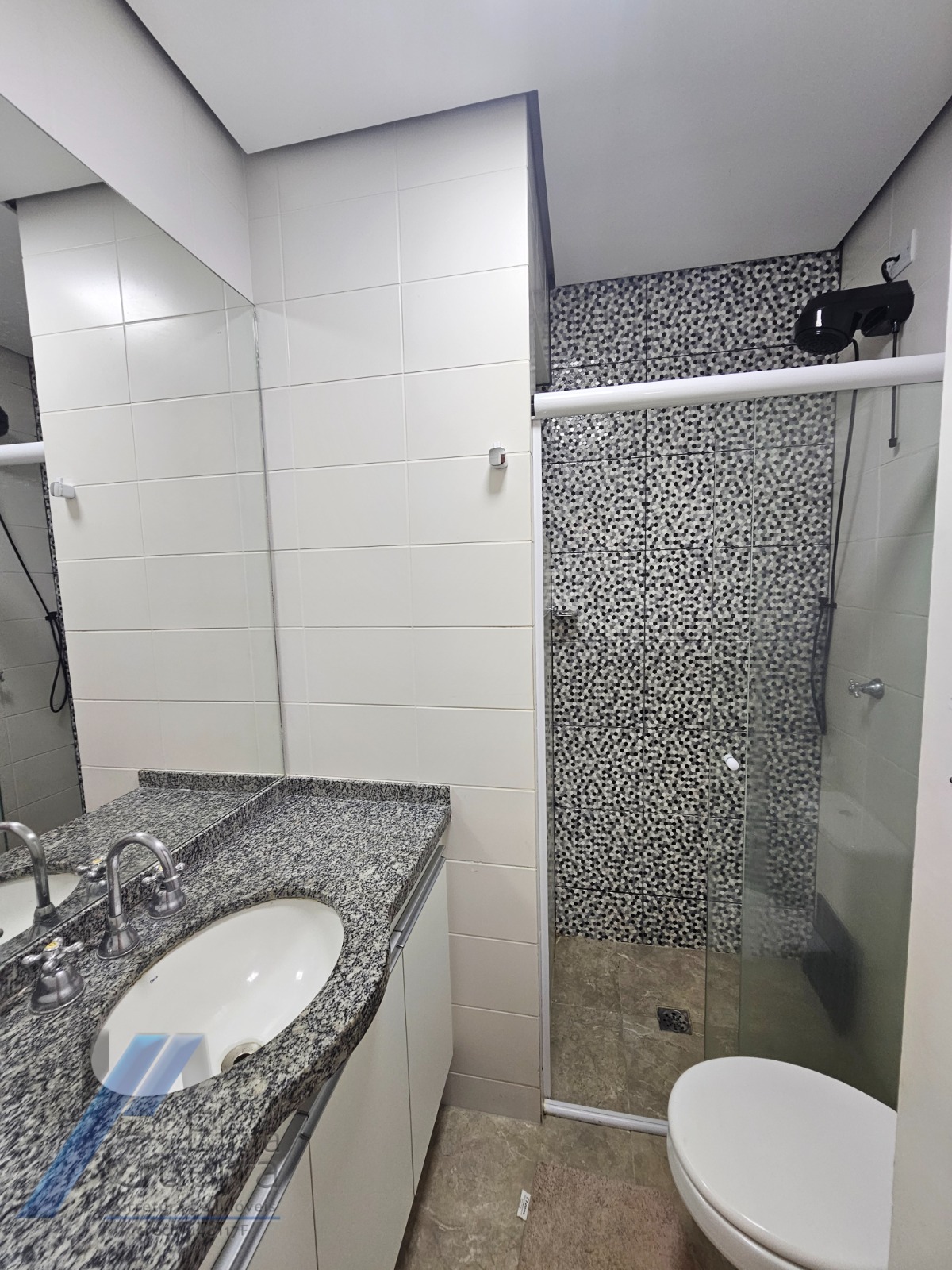 Ubatuba, Praia Grande - Apartamento com 02 dormitórios sendo 01 suíte, a 400 metros do mar.