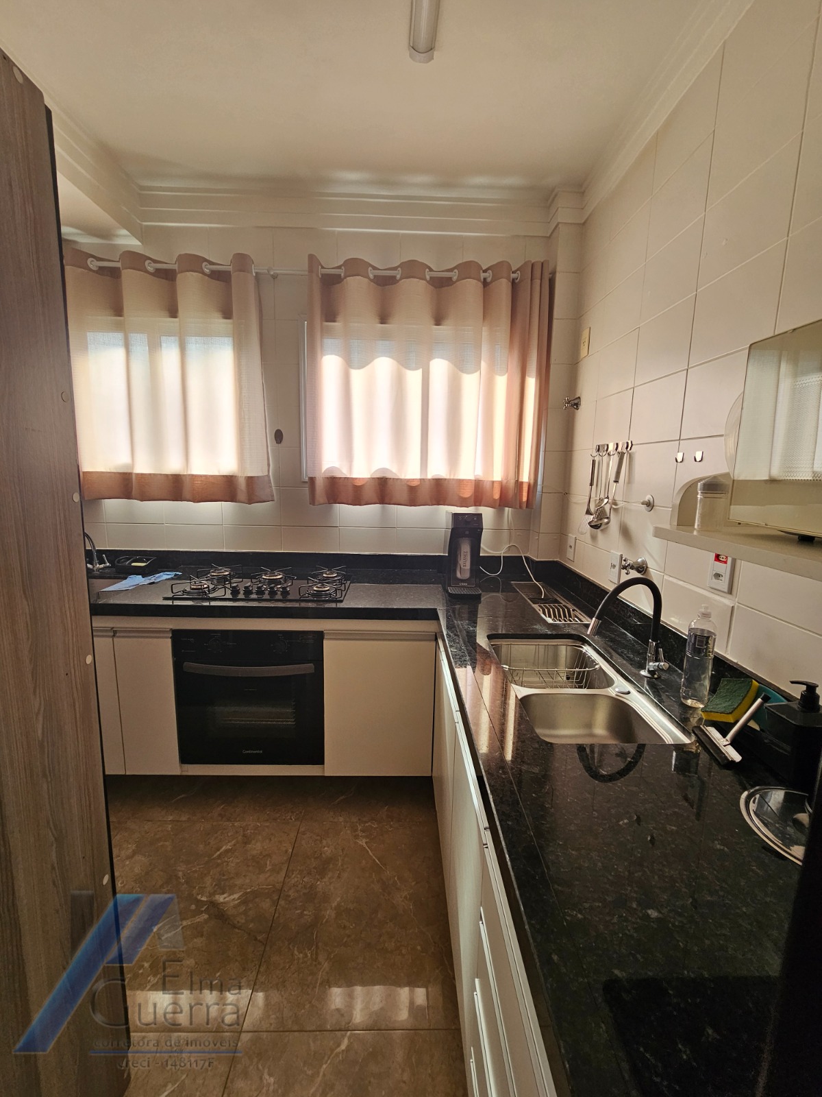 Ubatuba, Praia Grande - Apartamento com 02 dormitórios sendo 01 suíte, a 400 metros do mar.