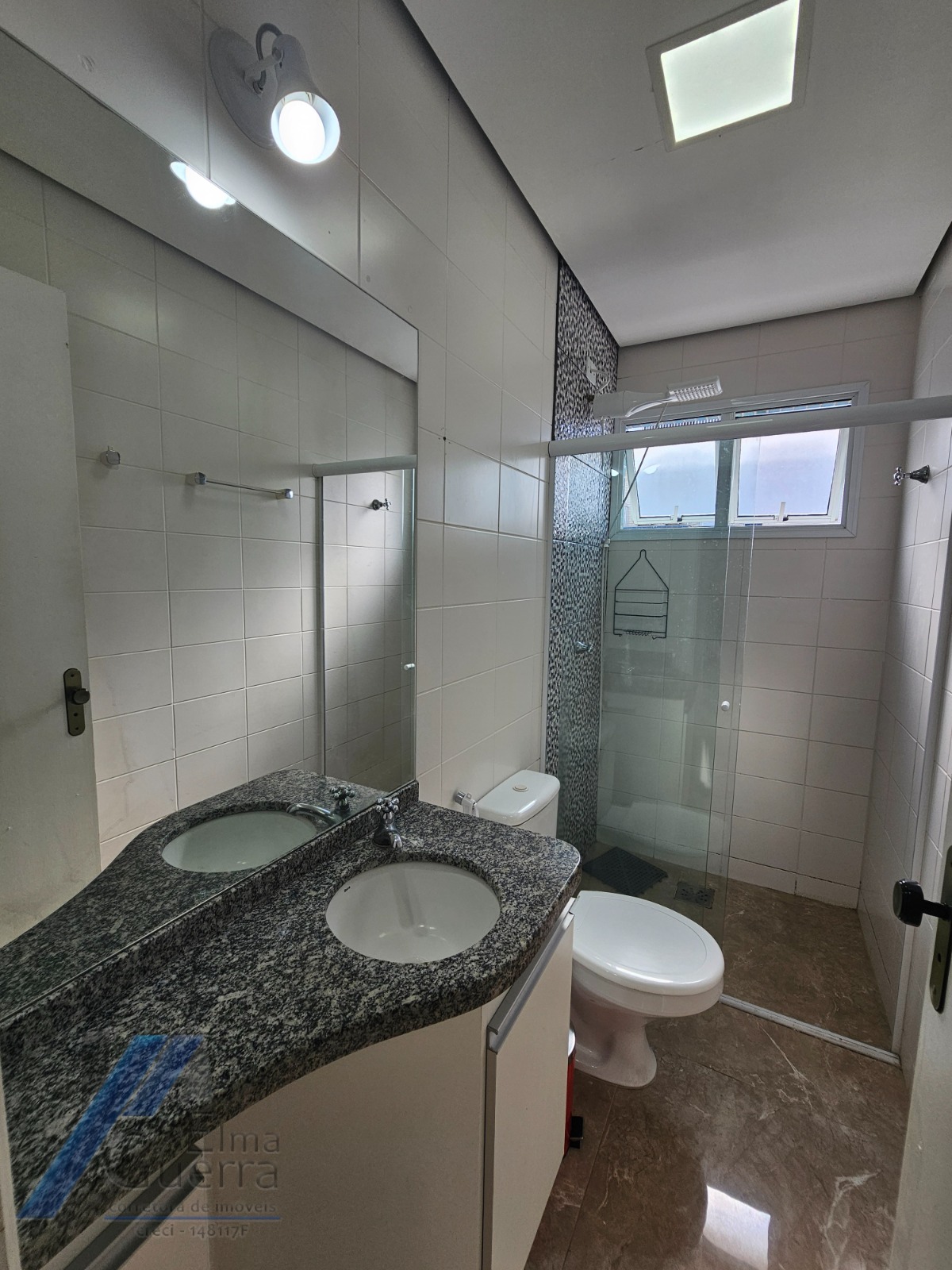 Ubatuba, Praia Grande - Apartamento com 02 dormitórios sendo 01 suíte, a 400 metros do mar.