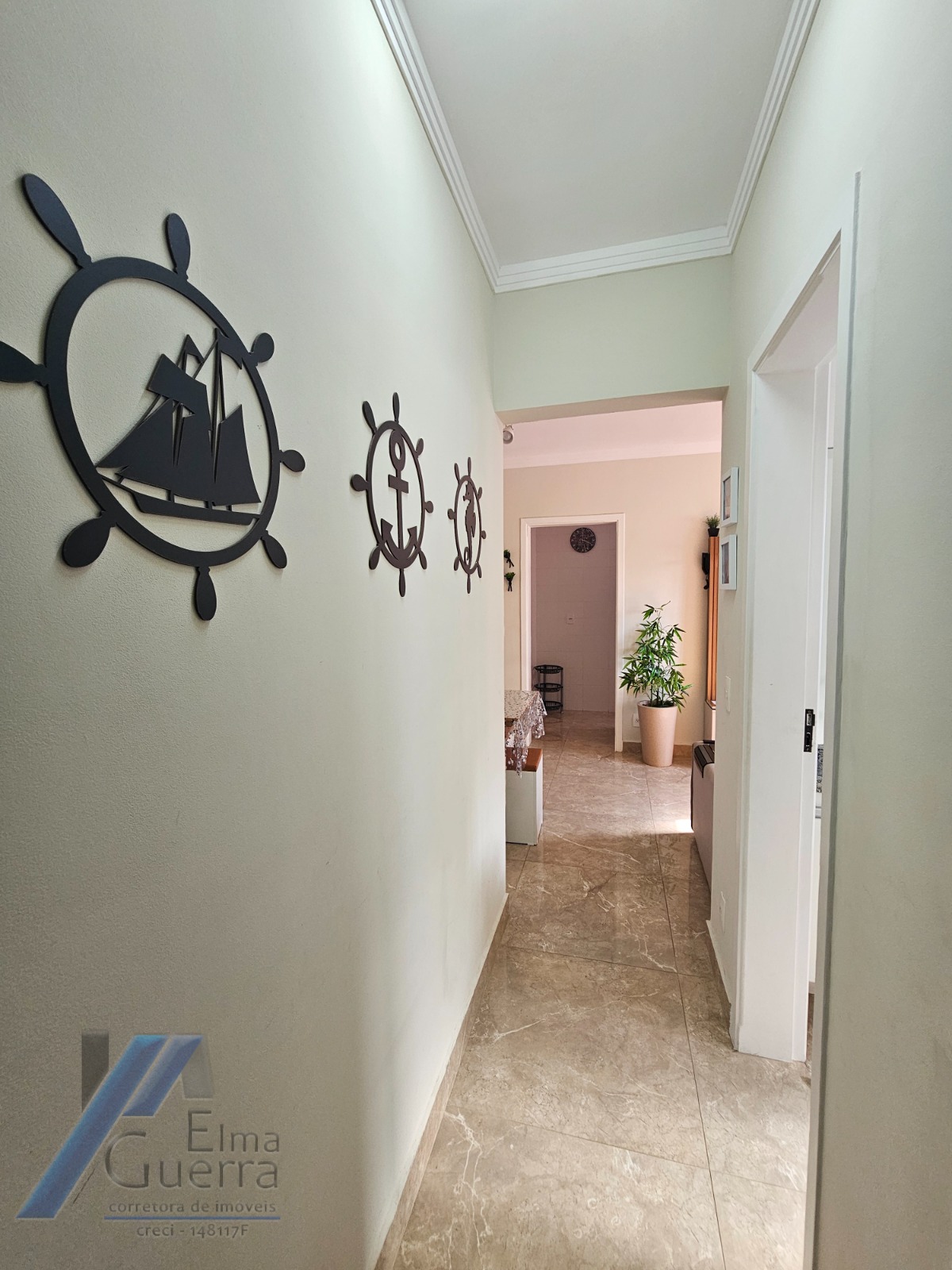 Ubatuba, Praia Grande - Apartamento com 02 dormitórios sendo 01 suíte, a 400 metros do mar.