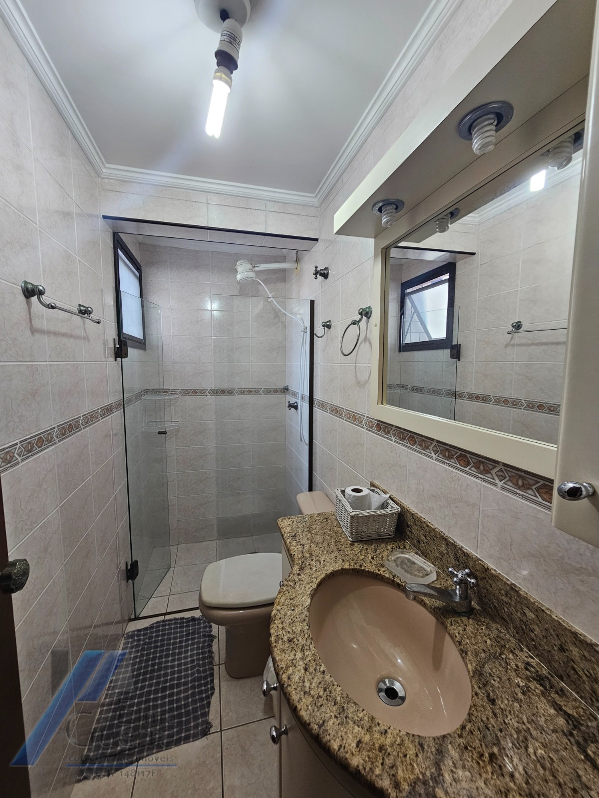 Ubatuba, Praia Grande - Apartamento com 02 dormitórios sendo 01 suíte, a 100 metros do mar.