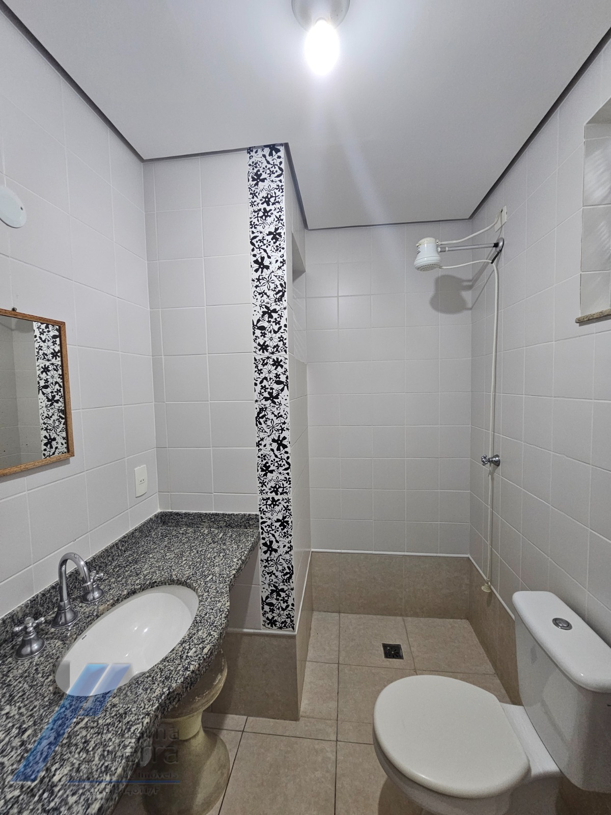 Ubatuba, Praia Grande - Apartamento cobertura duplex com 02 dormitórios sendo 01 suíte, a 400 metros do mar.