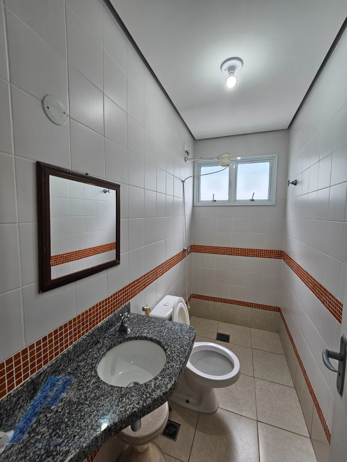Ubatuba, Praia Grande - Apartamento cobertura duplex com 02 dormitórios sendo 01 suíte, a 400 metros do mar.