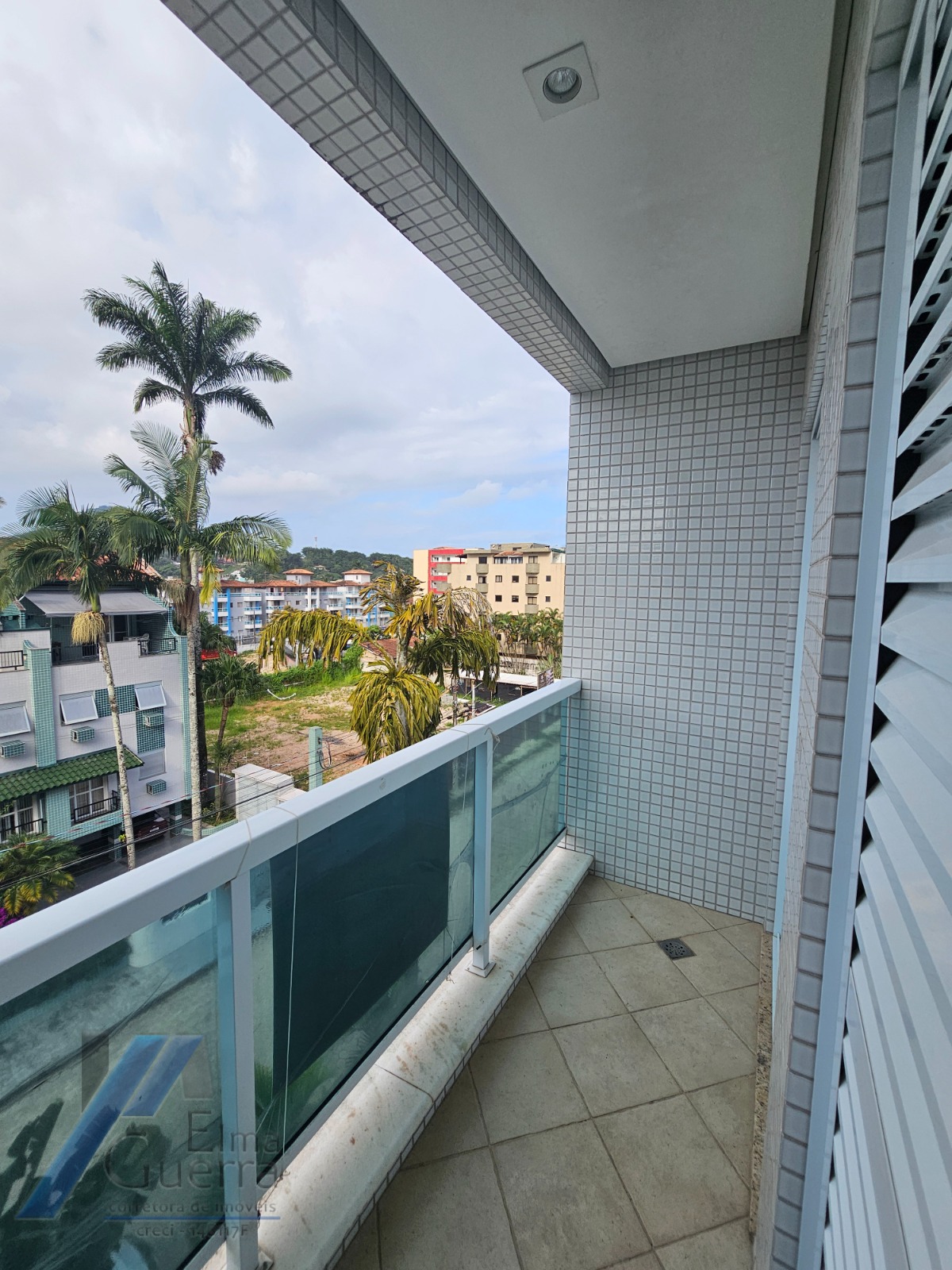 Ubatuba, Praia Grande - Apartamento cobertura duplex com 02 dormitórios sendo 01 suíte, a 400 metros do mar.