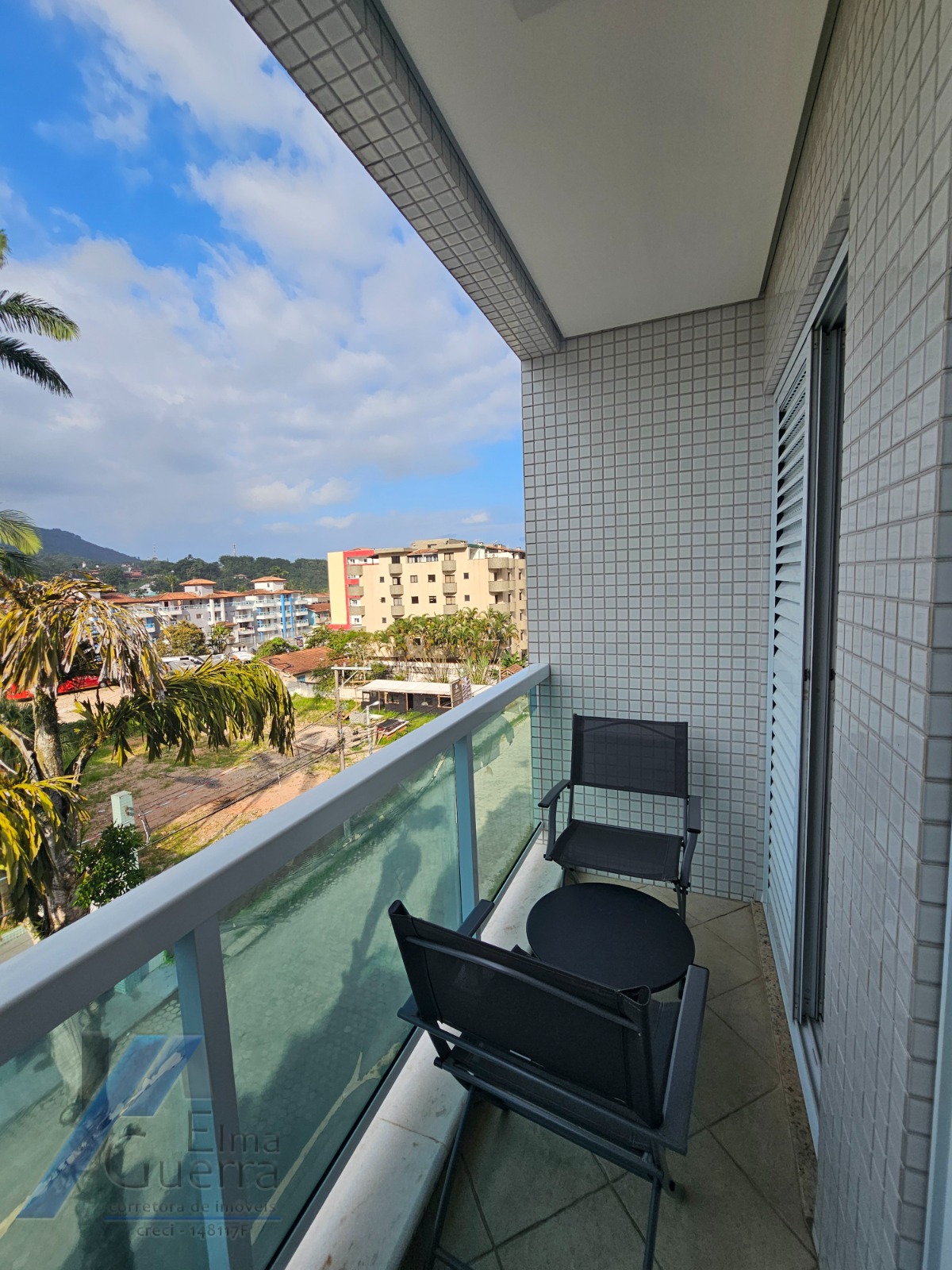 Ubatuba, Praia Grande - Apartamento cobertura duplex com 02 dormitórios sendo 01 suíte, a 400 metros do mar.