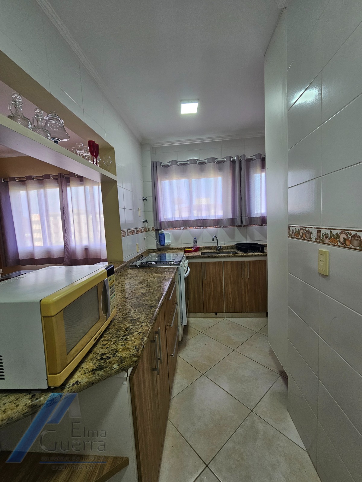 Ubatuba, Praia Grande - Apartamento cobertura duplex com 02 dormitórios sendo 01 suíte, a 400 metros do mar.